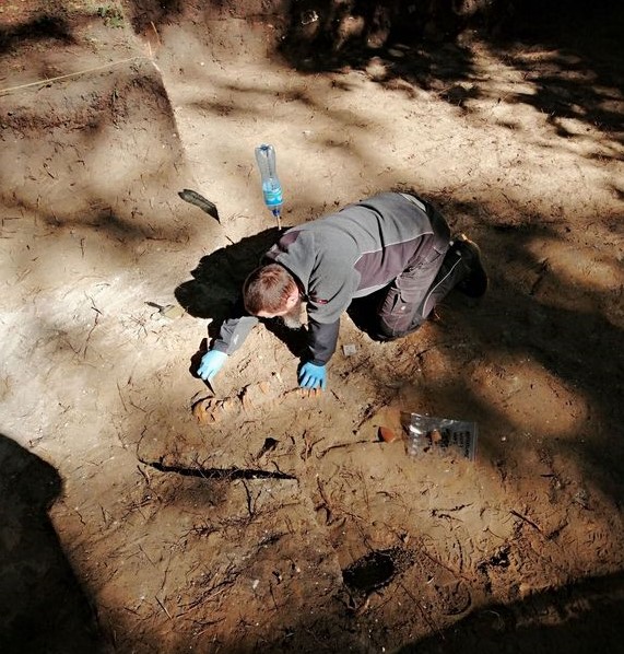 Archeolog przy pracy na wykopaliskach